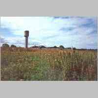 077-1018 Blick auf das Gut Plompen im Jahre 1993. Der Wasserturm zeigt etwa den Platz an, wo das Gutshaus stand.jpg